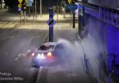 Nie zatrzymał się do kontroli, rozbił auto w centrum miasta