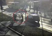 Rowerzysta wjechał na czerwonym świetle wprost pod auto