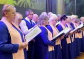 Seniorzy z wiosenną piosenką