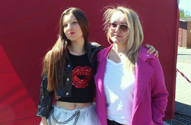 Monika Studencka (z prawej) i Amelia Jessa, która zaprezentowała zwycięską kreację podczas pokazu