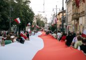 Gorzowianie ponieśli stumetrową flagę Polski - GALERIA