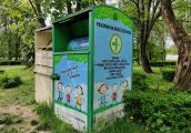 Pojemniki pomocowe to nie kubły na odzieżowe śmieci
