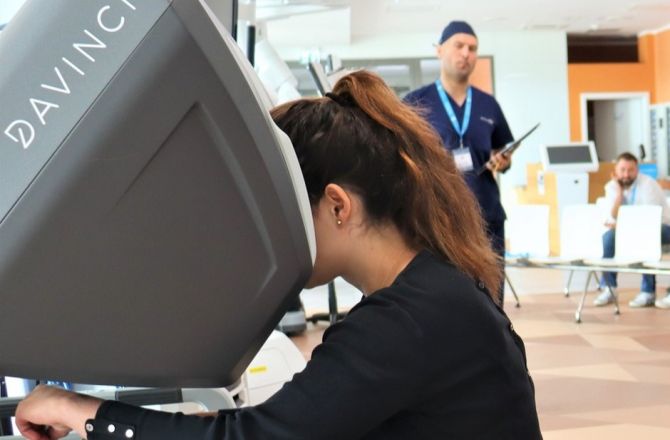 Usiądą przy konsolach robotów chirurgicznych
