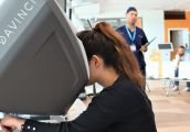 Usiądą przy konsolach robotów chirurgicznych