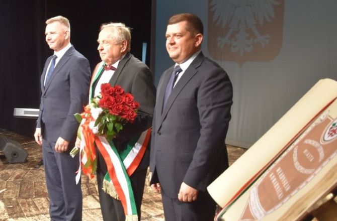 Komarnicki odebrał szarfę, w tle protest radnych PiS