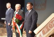 Komarnicki odebrał szarfę, w tle protest radnych PiS