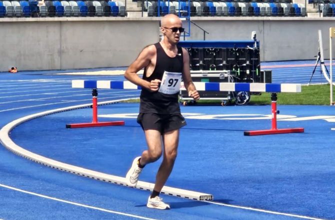 Filip Górecki podczas biegu na 5.000 metrów