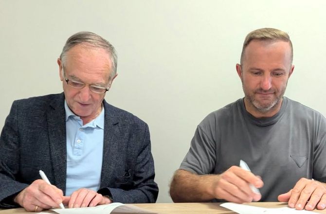 Umowę podpisali prezes hospicjum Tadeusz Iżykowski (z lewej) i szef firmy  Drew-Plast Dariusz Mazowiecki