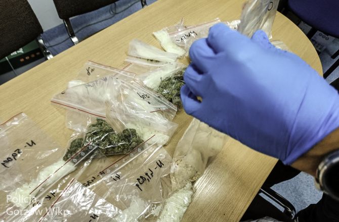 Policjanci zabezpieczyli znaczne ilości narkotyków