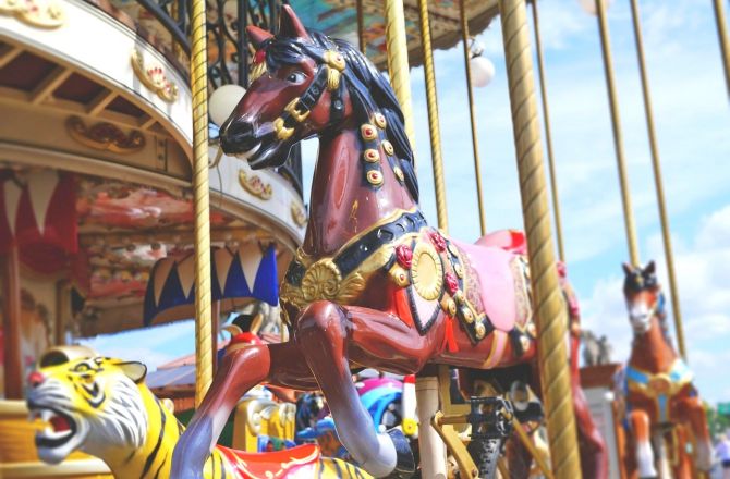 Lato w pełni, wesołe miasteczka pod nadzorem