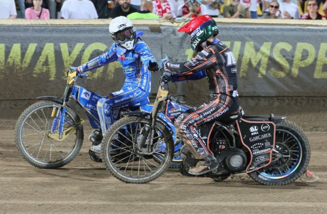 Bartosz Zmarzlik i Brady Kurtz po wyścigu finałowym we Wrocławiu