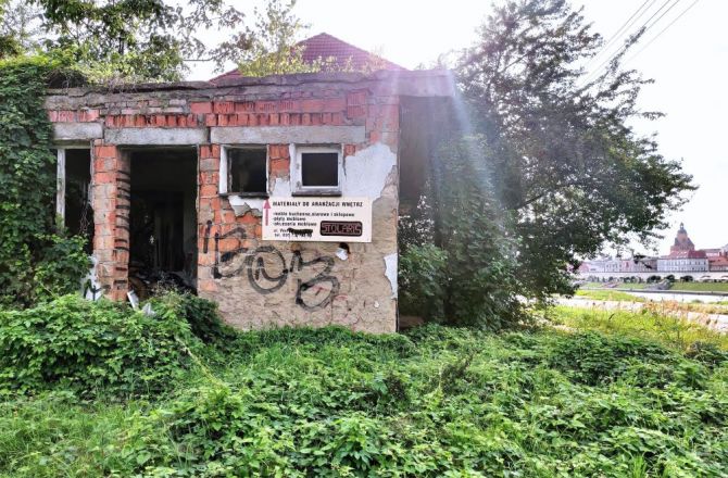 Ruiny przy Wale Okrężnym niemal na tle katedry dumy miastu nie przynoszą