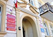 Pracuje jako prawnik, wykładowca i szkoleniowiec
