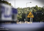 Policjanci pomagają w „Bezpiecznej drodze do szkoły”
