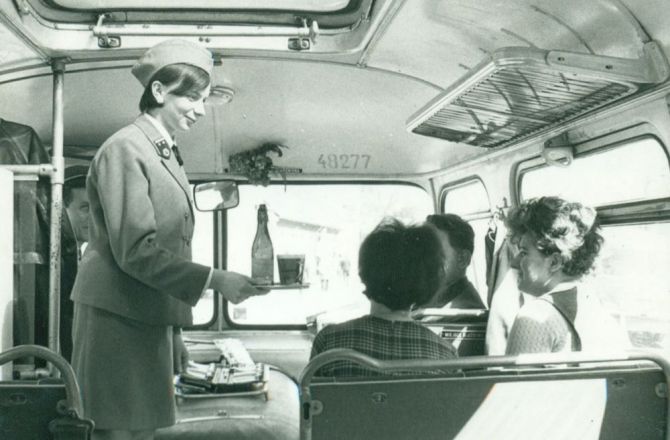 Od 1969 r. na trasie do Kudowy Zdroju, Jeleniej Góry i Wrocławia pasażerów obsługiwały stewardessy