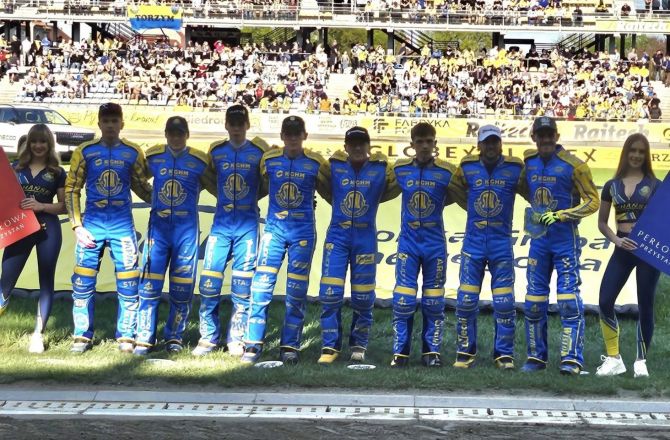 Stal widoczna na tym zdjęciu właśnie rozsypała się niczym domek z kart