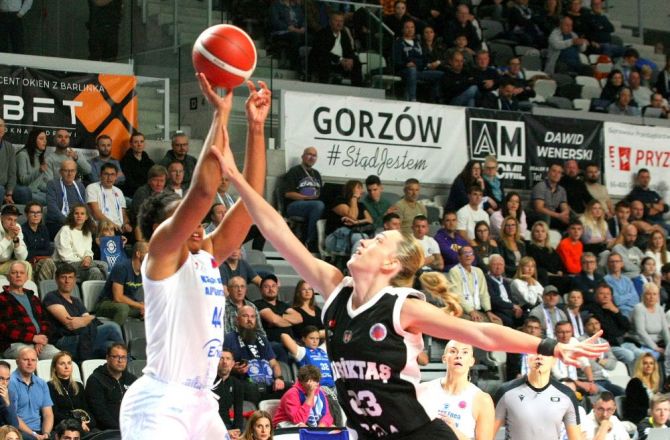 Courtney Hurt (w białym stroju) zdobyła dla gorzowskiego zespołu 21 punktów