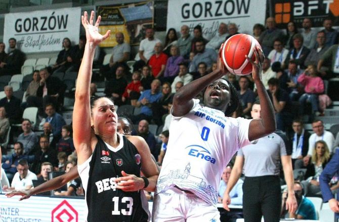 Ashley Owusu (z piłką), zdobywając 28 punktów, była najskuteczniejszą koszykarką w meczu AZS AJP z Besiktasem