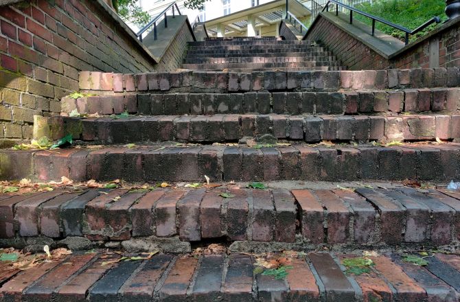 W opinii Miasta jest tu czysto, a na remont nie ma środków