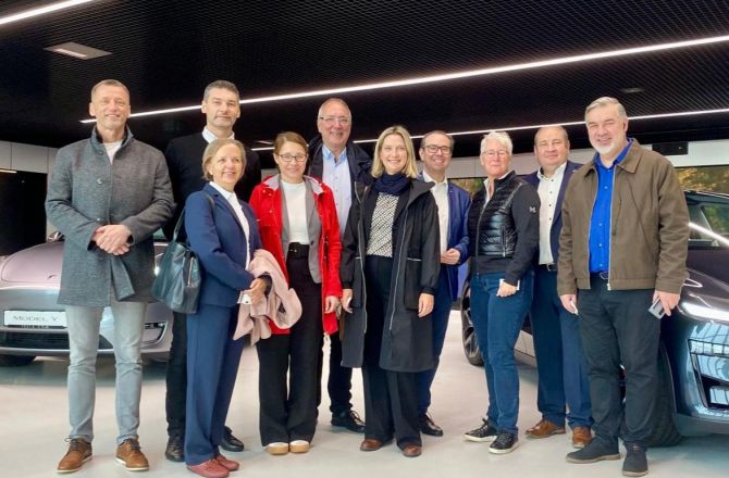 Delegacja z Gorzowa w podberlińskiej fabryce Tesli