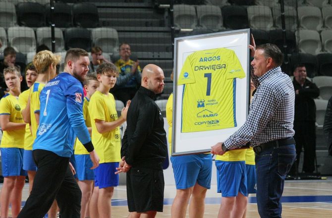 Szczypiorniści zagrali w Arenie – GALERIA