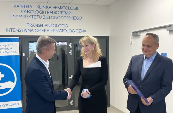 Uroczyste wręczenie zgody ministra zdrowia na przeszczepy allogeniczne. Od lewej: wiceprezes szpitala Robert Surowiec, prof. Katarzyna Brzeźniakiewicz-Janus i prezes szpitala Jerzy Ostrouch