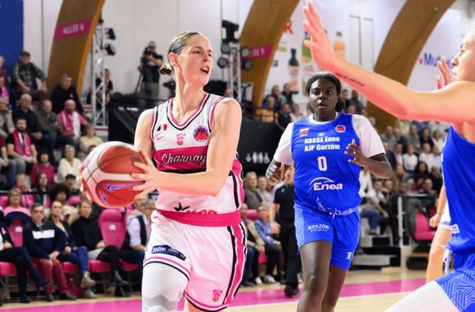 Kluczem do zwycięstwa powinno być zatrzymanie Sary Chevaugeon (z lewej)