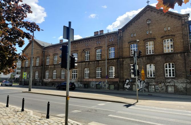 Elewacja nie zachęca, ale budynek nie należy już do Miasta