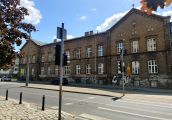Elewacja nie zachęca, ale budynek nie należy już do Miasta