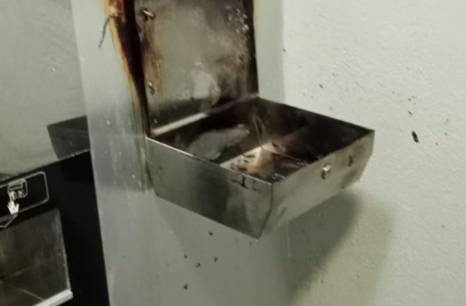 Rzucił petardę, zniszczył wspólnie mienie