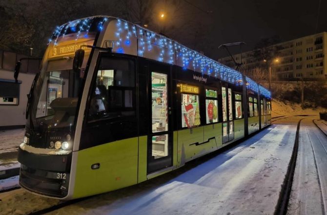 Mikołajkowy tramwaj już gotowy do wyjazdu