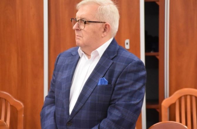Tadeusz Jędrzejczak podczas wysłuchiwania uniewinniającego wyroku