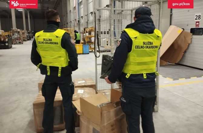 Niebezpieczne zabawki i podrabiana odzież na bazarach