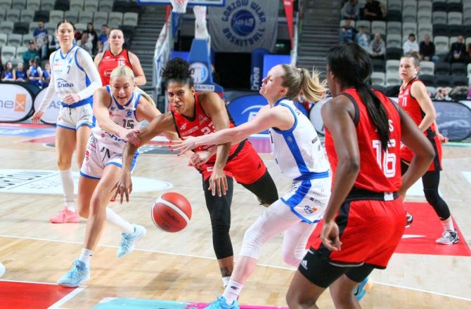 Kapitalna Courtney Hurt, reszta myślała już o świętach