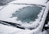 Pamiętaj o odśnieżeniu auta zanim ruszysz w drogę!