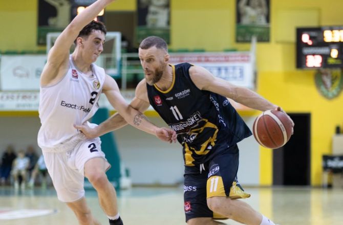 Jakub Dłoniak (z piłką) we Wrocławiu zdobył 22 punkty
