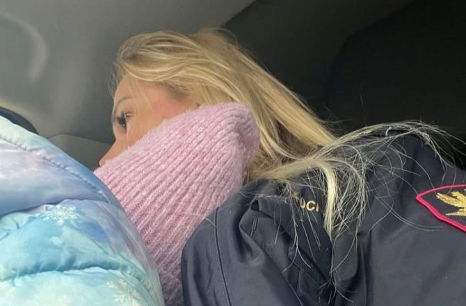 Agresywna matka z kajdankami na rękach