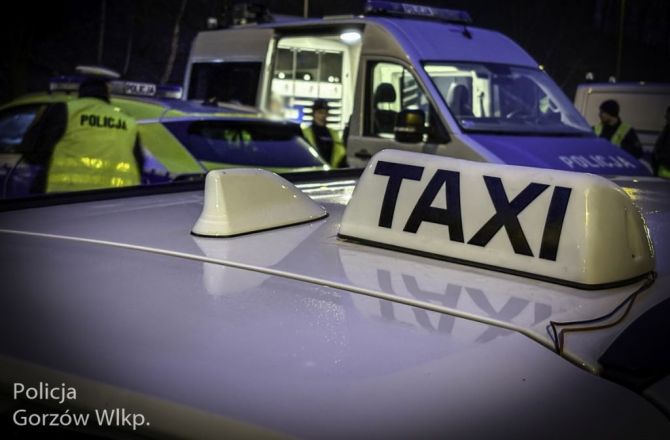 Utknął przed nadjeżdżającym pociągiem, miał 2 promile