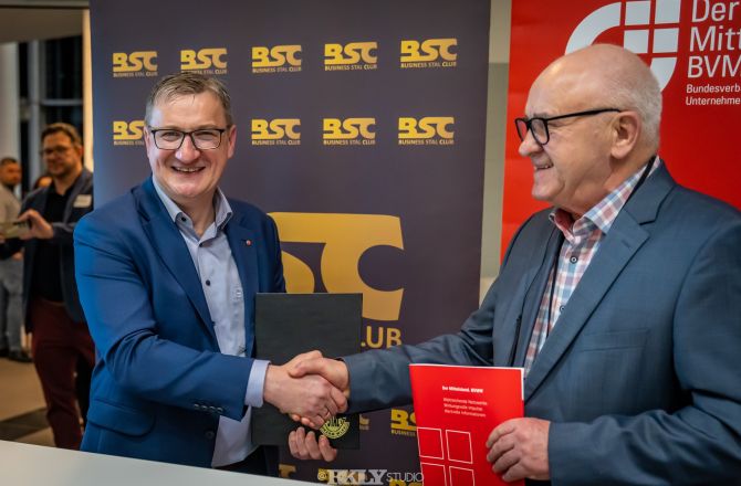 Mariusz Rzeźnikiewicz i prezes Stali Gorzów Zbigniew Głuchy